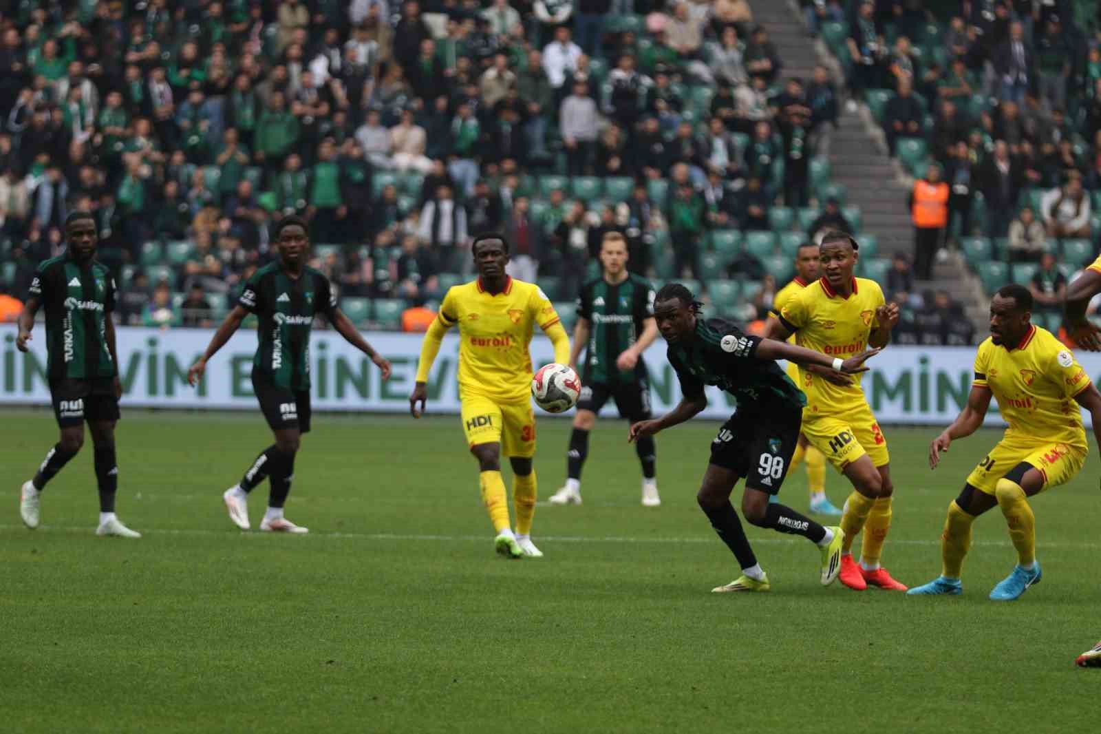 Trendyol Süper Lig: Kocaelispor: 0 - Göztepe: 1 (İlk yarı)
