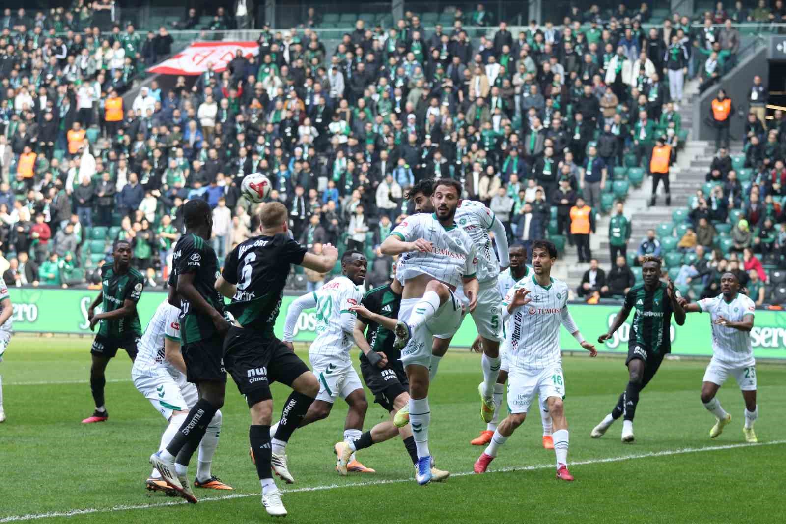 Trendyol Süper Lig: Kocaelispor: 0 - Konyaspor: 0 (İlk yarı)
