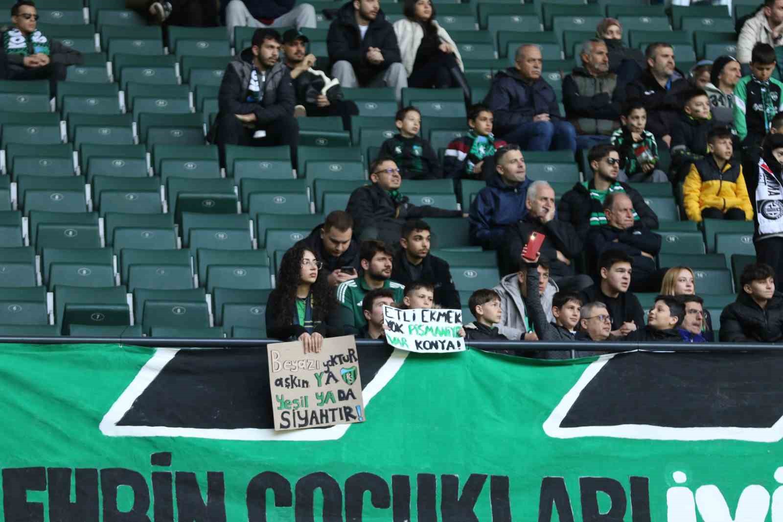 Trendyol Süper Lig: Kocaelispor: 0 - Konyaspor: 0 (İlk yarı)

