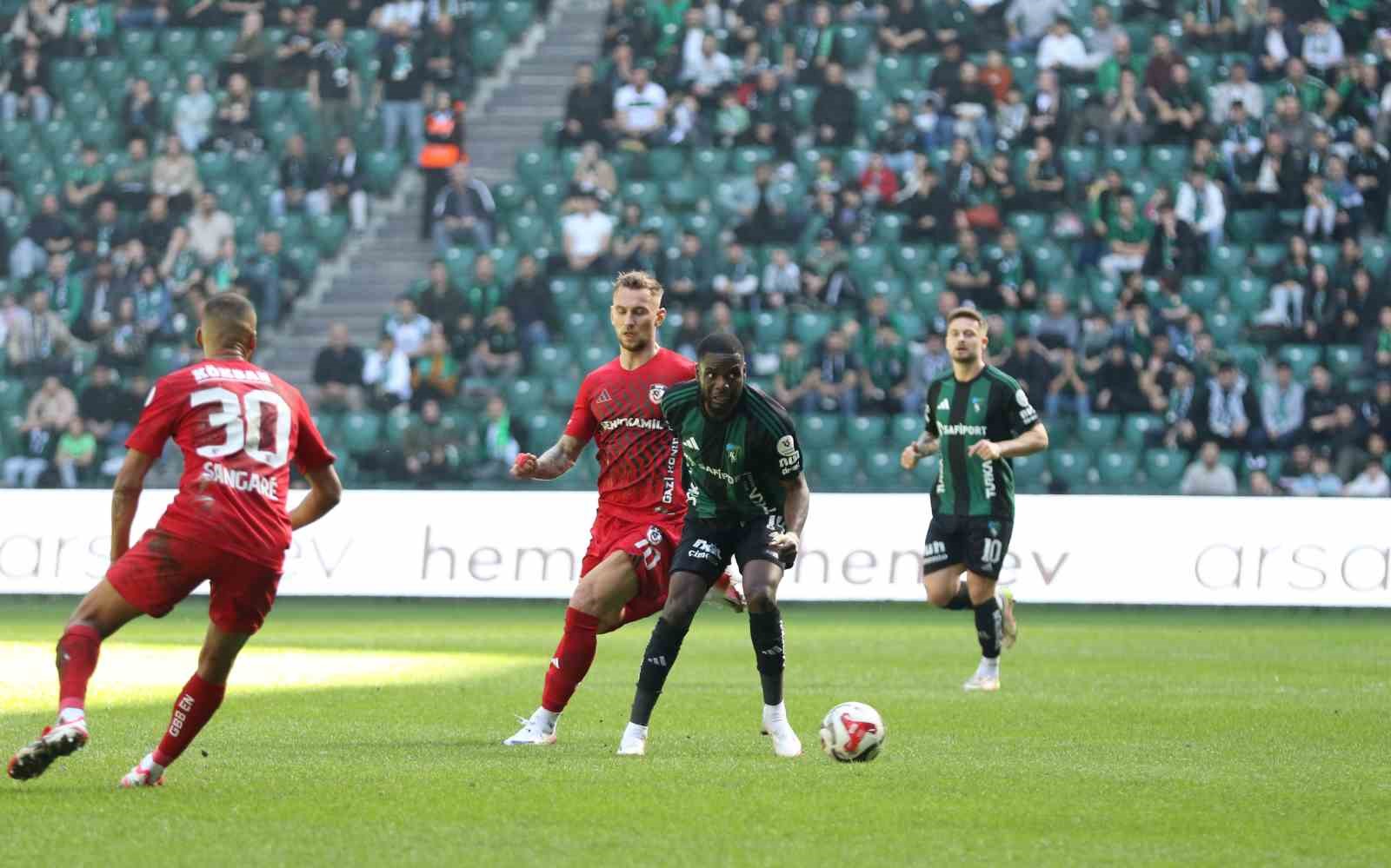 Trendyol Süper Lig: Kocaelispor: 1 - Gaziantep FK: 0 (İlk yarı)
