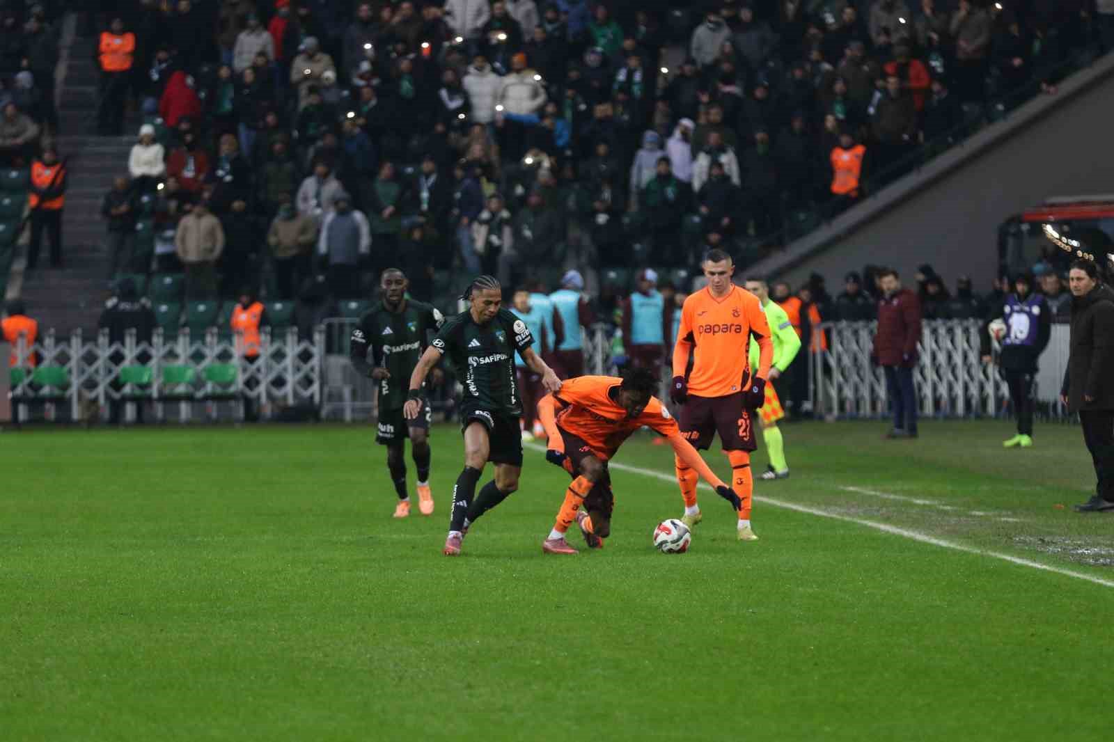 Trendyol Süper Lig: Kocaelispor: 1 - Trabzonspor: 1 (İlk yarı)
