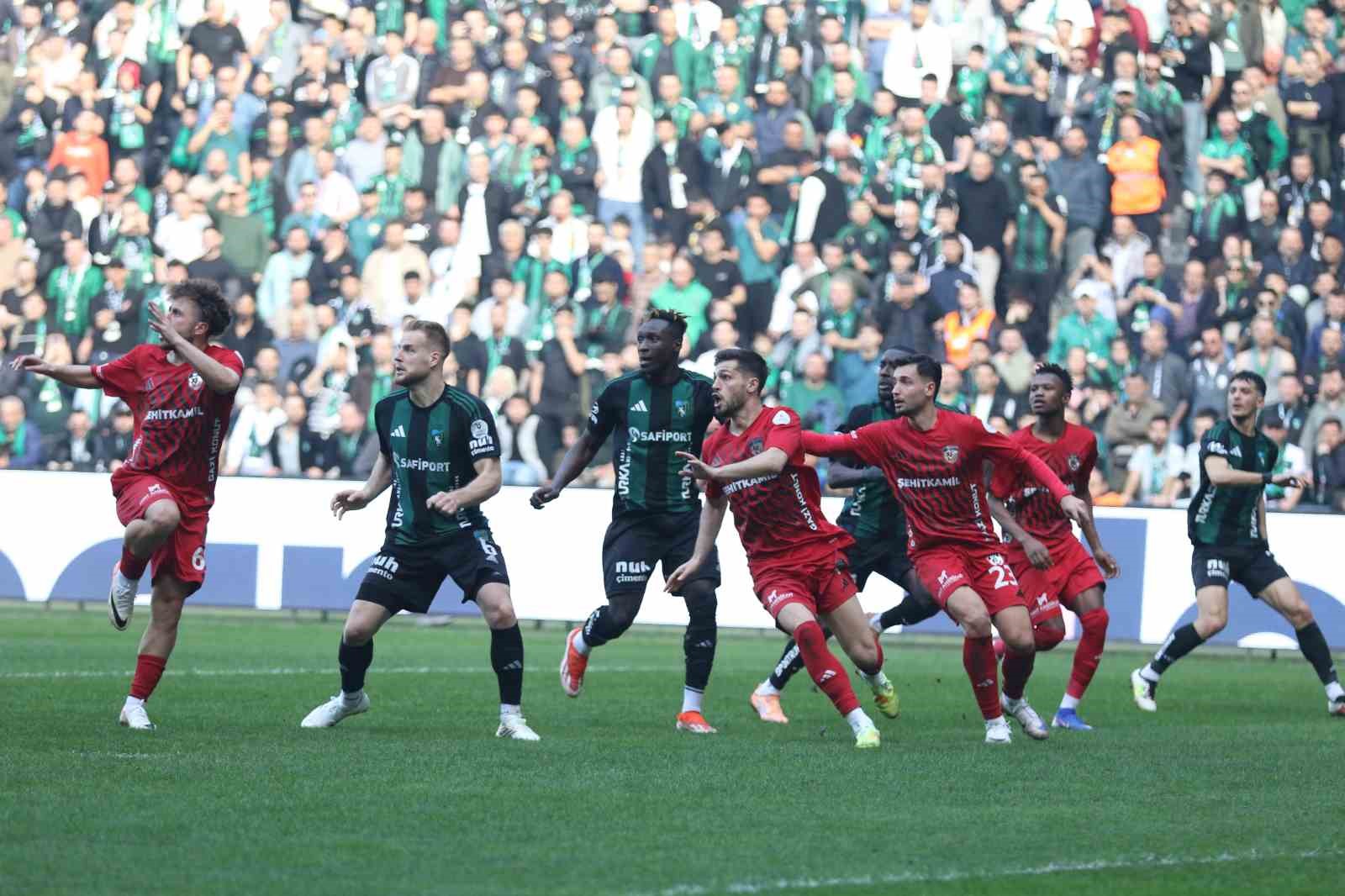 Trendyol Süper Lig: Kocaelispor: 3 - Gaziantep FK: 0 (Maç sonucu)
Trendyol Süper Lig: Kocaelispor: 3 - Gaziantep FK: 0 (Maç sonucu)