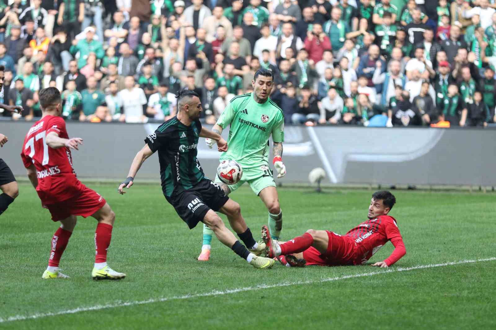 Trendyol Süper Lig: Kocaelispor: 3 - Gaziantep FK: 0 (Maç sonucu)
Trendyol Süper Lig: Kocaelispor: 3 - Gaziantep FK: 0 (Maç sonucu)