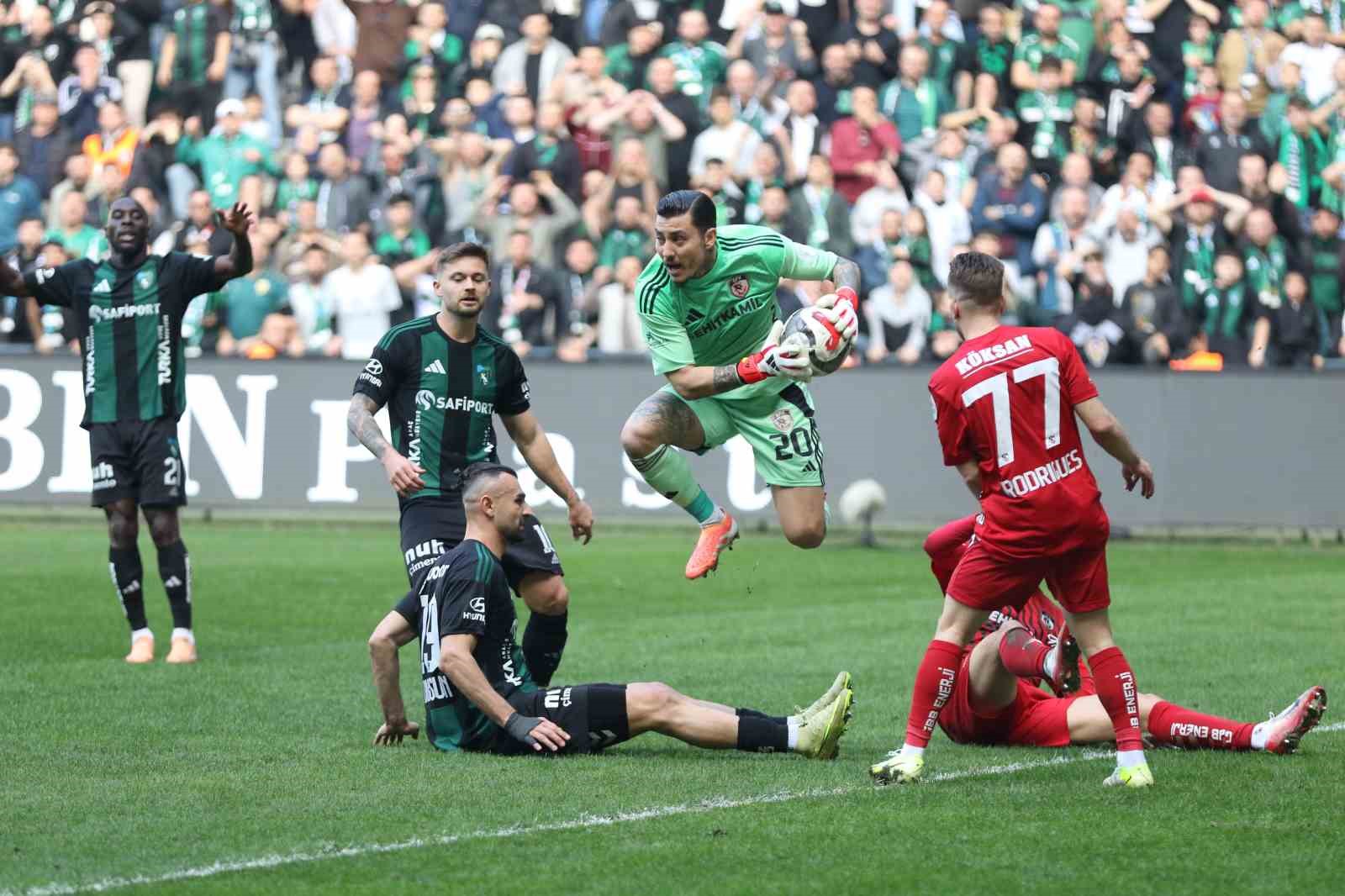 Trendyol Süper Lig: Kocaelispor: 3 - Gaziantep FK: 0 (Maç sonucu)
Trendyol Süper Lig: Kocaelispor: 3 - Gaziantep FK: 0 (Maç sonucu)