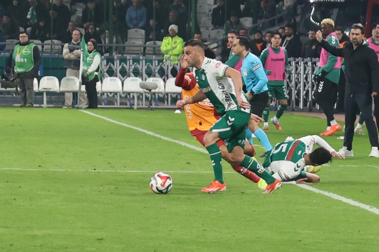 Trendyol Süper Lig: Konyaspor: 0 - Galatasaray: 0 (İlk yarı)
