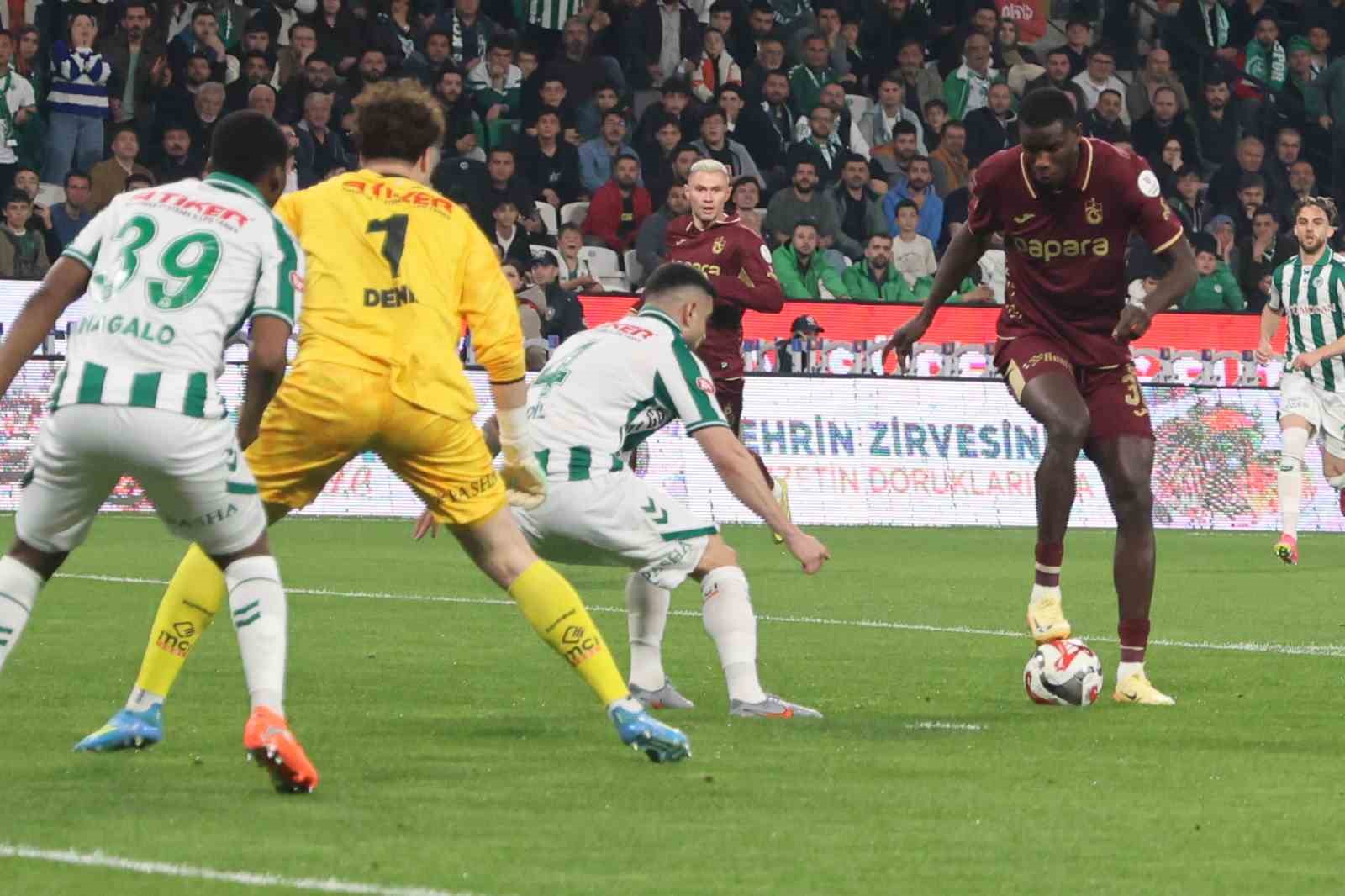 Trendyol Süper Lig: Konyaspor: 2 - Trabzonspor: 0 (İlk yarı)
