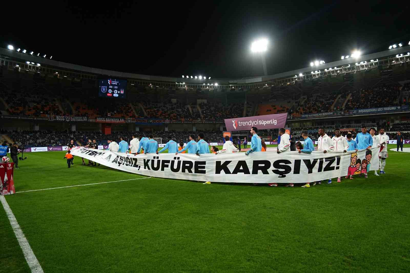 Trendyol Süper Lig: RAMS Başakşehir: 0 - Beşiktaş: 0 (Maç devam ediyor)
