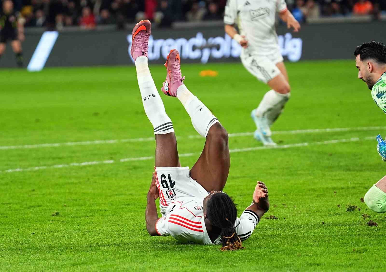 Trendyol Süper Lig: RAMS Başakşehir: 1 - Beşiktaş: 1 (İlk yarı)
