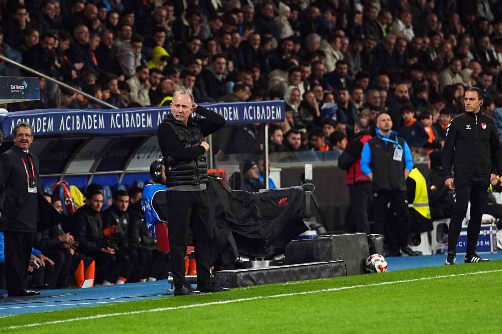 Trendyol Süper Lig: RAMS Başakşehir: 1 - Beşiktaş: 1 (İlk yarı)
