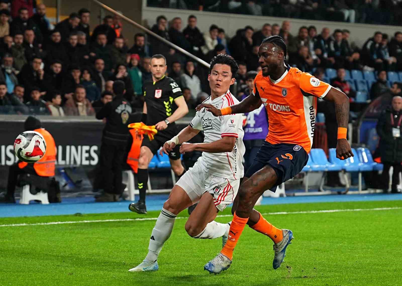 Trendyol Süper Lig: RAMS Başakşehir: 1 - Beşiktaş: 1 (İlk yarı)
