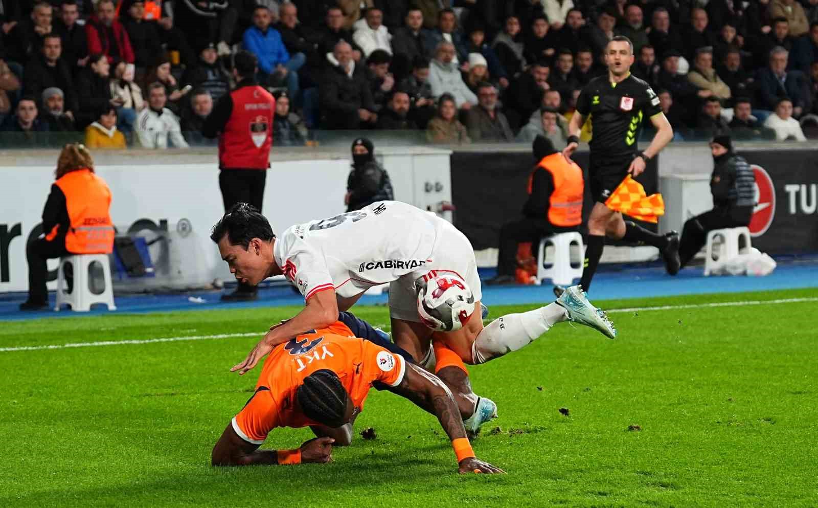 Trendyol Süper Lig: RAMS Başakşehir: 1 - Beşiktaş: 1 (İlk yarı)
