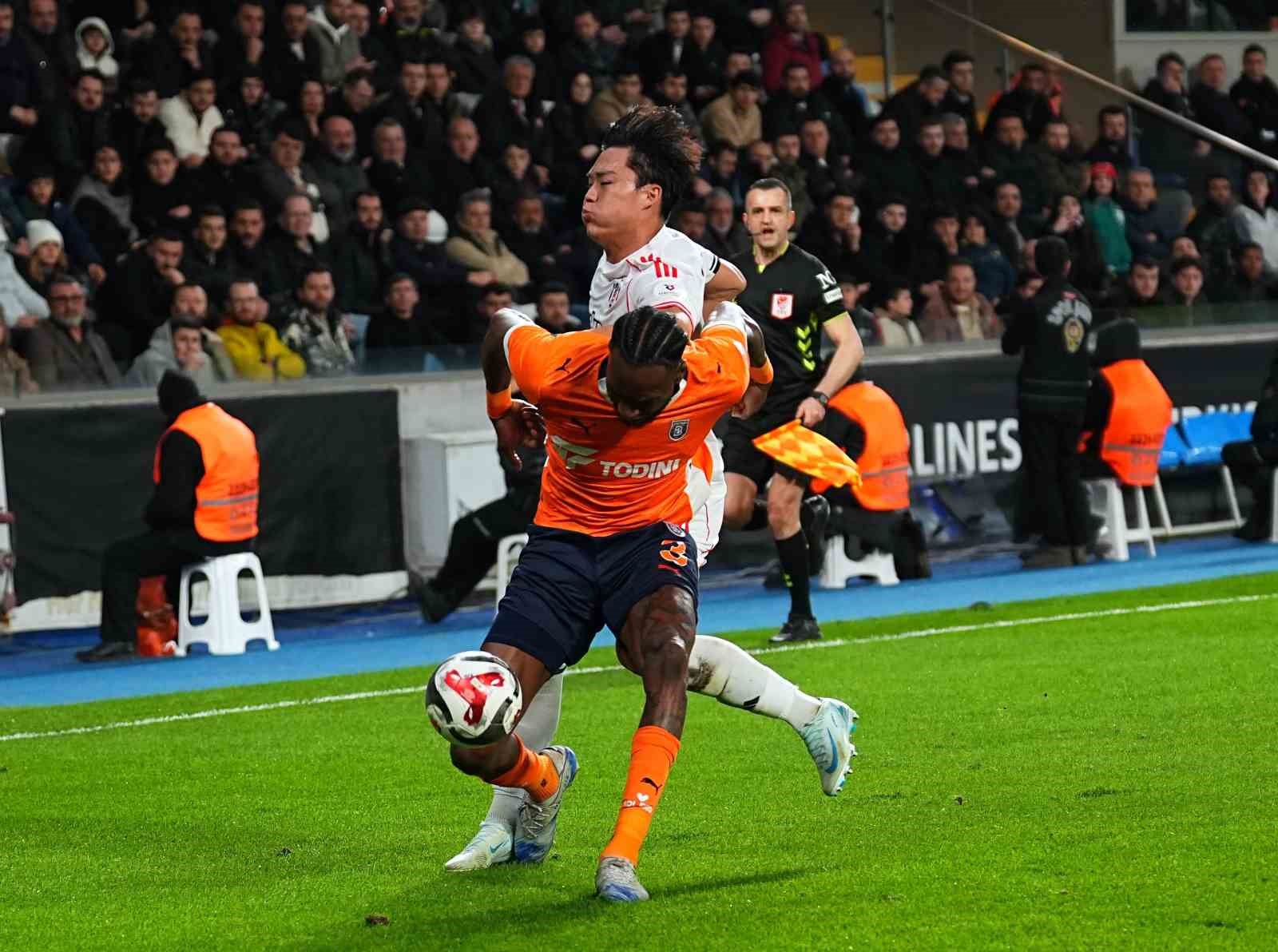 Trendyol Süper Lig: RAMS Başakşehir: 1 - Beşiktaş: 1 (İlk yarı)
