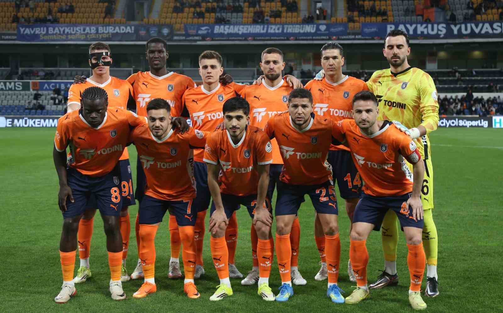 Trendyol Süper Lig: RAMS Başakşehir: 2 - Kasımpaşa: 0 (İlk yarı)
