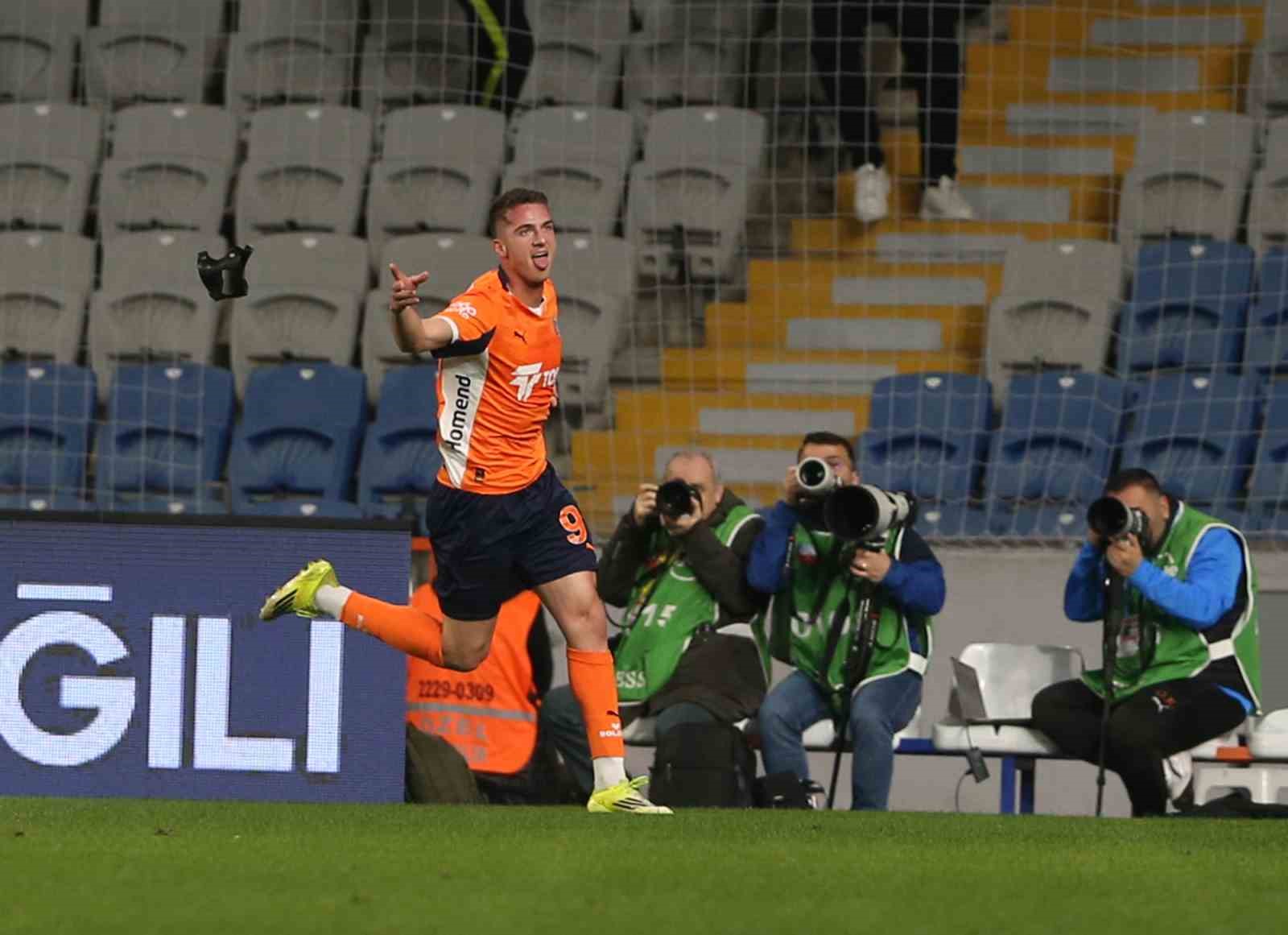 Trendyol Süper Lig: RAMS Başakşehir: 2 - Kasımpaşa: 0 (İlk yarı)
