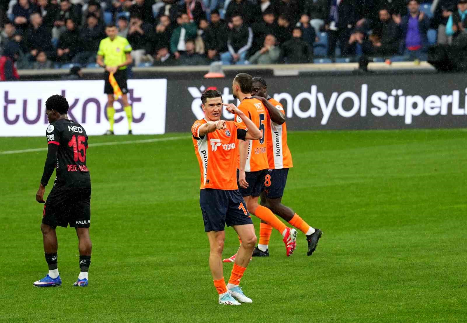 Trendyol Süper Lig: RAMS Başakşehir: 3 - Gençlerbirliği: 0 (İlk yarı)
