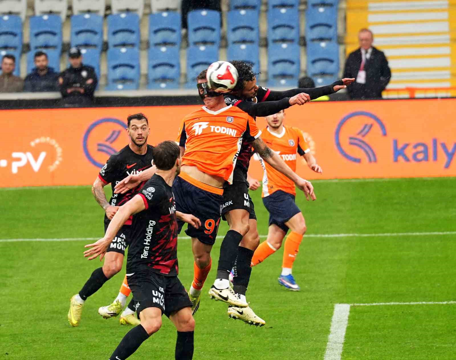 Trendyol Süper Lig: RAMS Başakşehir: 3 - Gençlerbirliği: 0 (İlk yarı)
