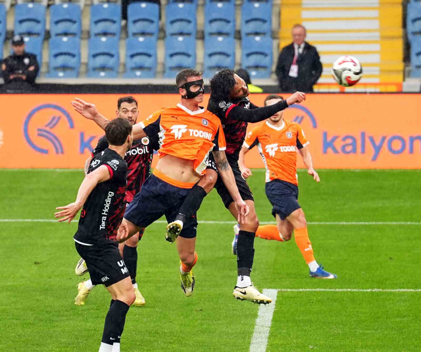 Trendyol Süper Lig: RAMS Başakşehir: 3 - Gençlerbirliği: 0 (İlk yarı)
