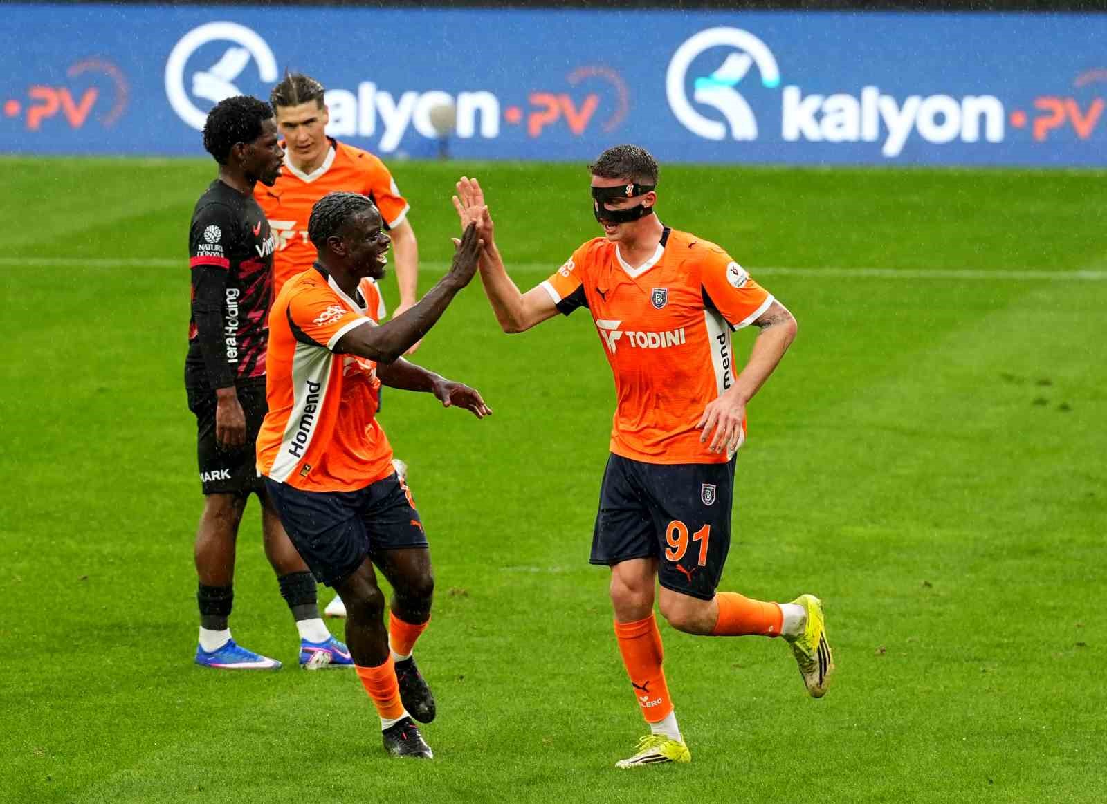 Trendyol Süper Lig: RAMS Başakşehir: 3 - Gençlerbirliği: 0 (İlk yarı)
