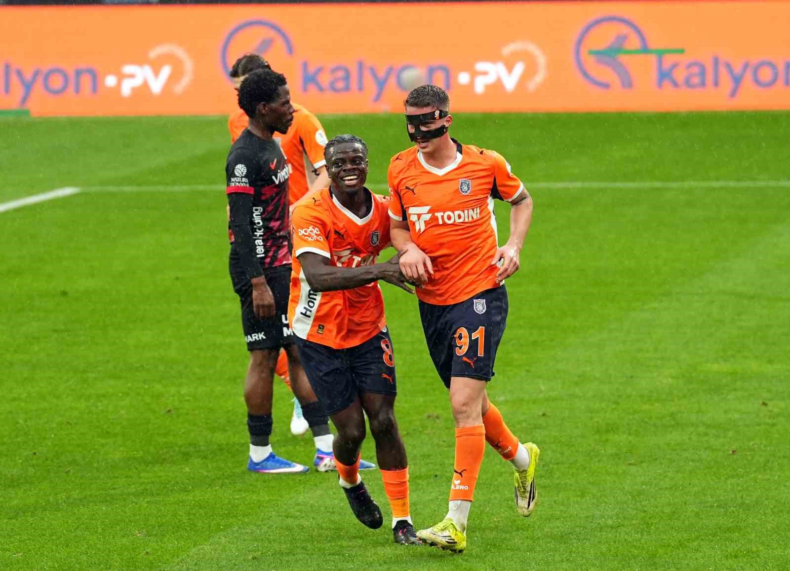 Trendyol Süper Lig: RAMS Başakşehir: 3 - Gençlerbirliği: 0 (İlk yarı)
