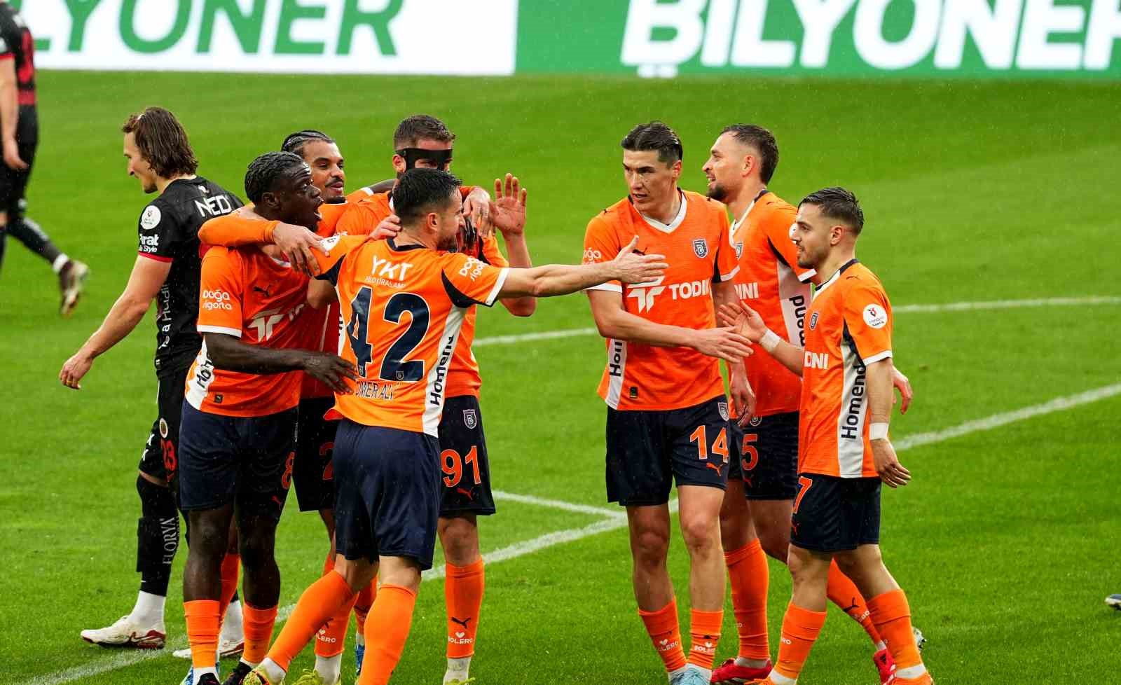 Trendyol Süper Lig: RAMS Başakşehir: 3 - Gençlerbirliği: 0 (İlk yarı)
