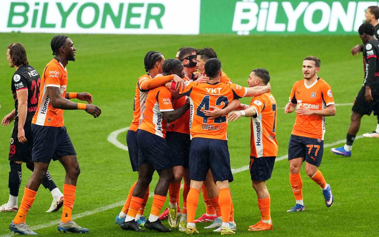 Trendyol Süper Lig: RAMS Başakşehir: 3 - Gençlerbirliği: 0 (İlk yarı)
