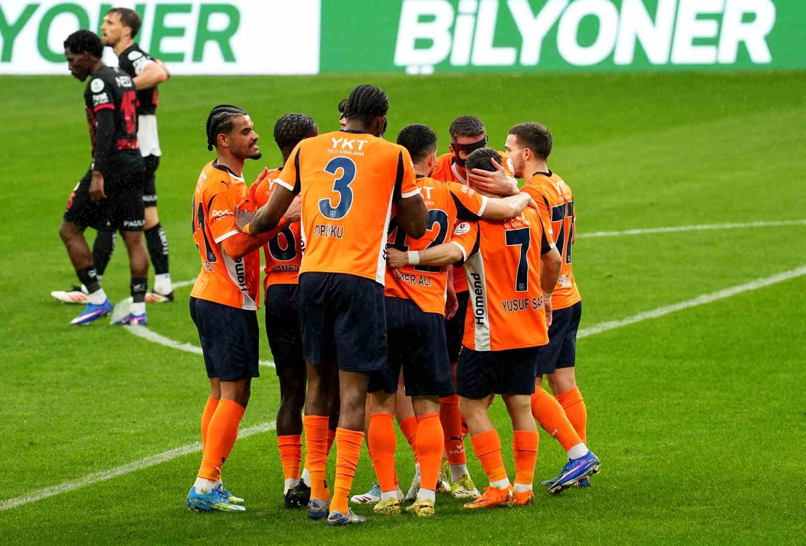 Trendyol Süper Lig: RAMS Başakşehir: 3 - Gençlerbirliği: 0 (İlk yarı)
