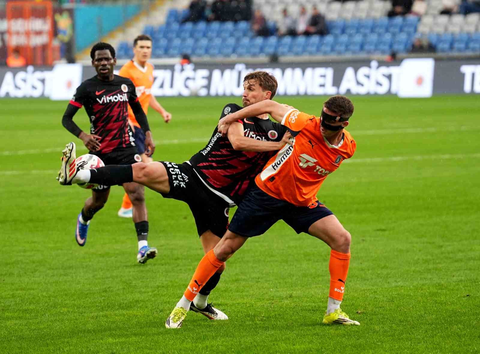 Trendyol Süper Lig: RAMS Başakşehir: 3 - Gençlerbirliği: 0 (İlk yarı)
