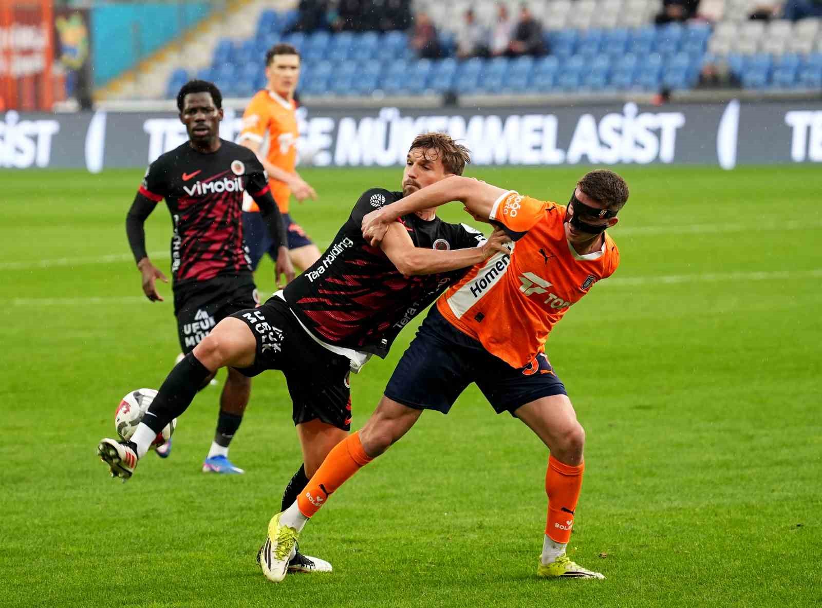 Trendyol Süper Lig: RAMS Başakşehir: 3 - Gençlerbirliği: 0 (İlk yarı)
