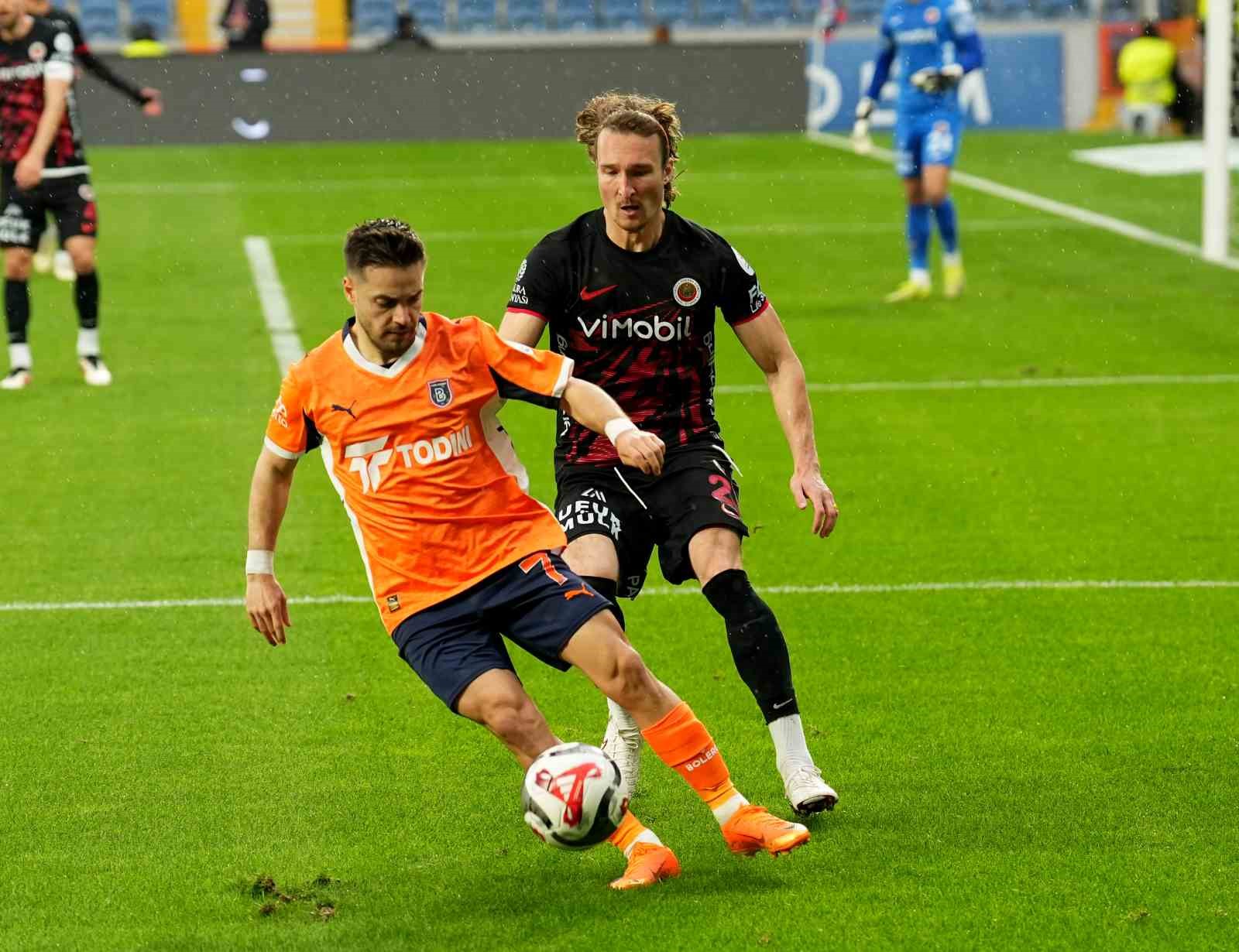 Trendyol Süper Lig: RAMS Başakşehir: 3 - Gençlerbirliği: 0 (İlk yarı)
