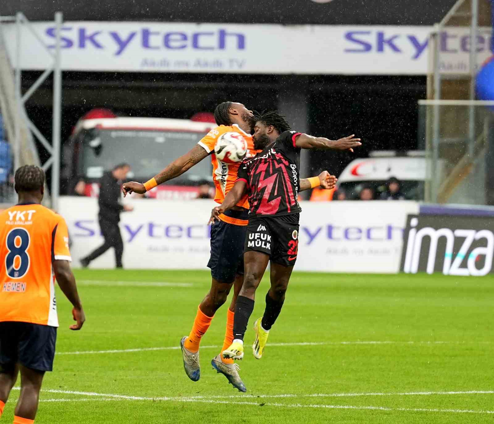 Trendyol Süper Lig: RAMS Başakşehir: 3 - Gençlerbirliği: 0 (İlk yarı)
