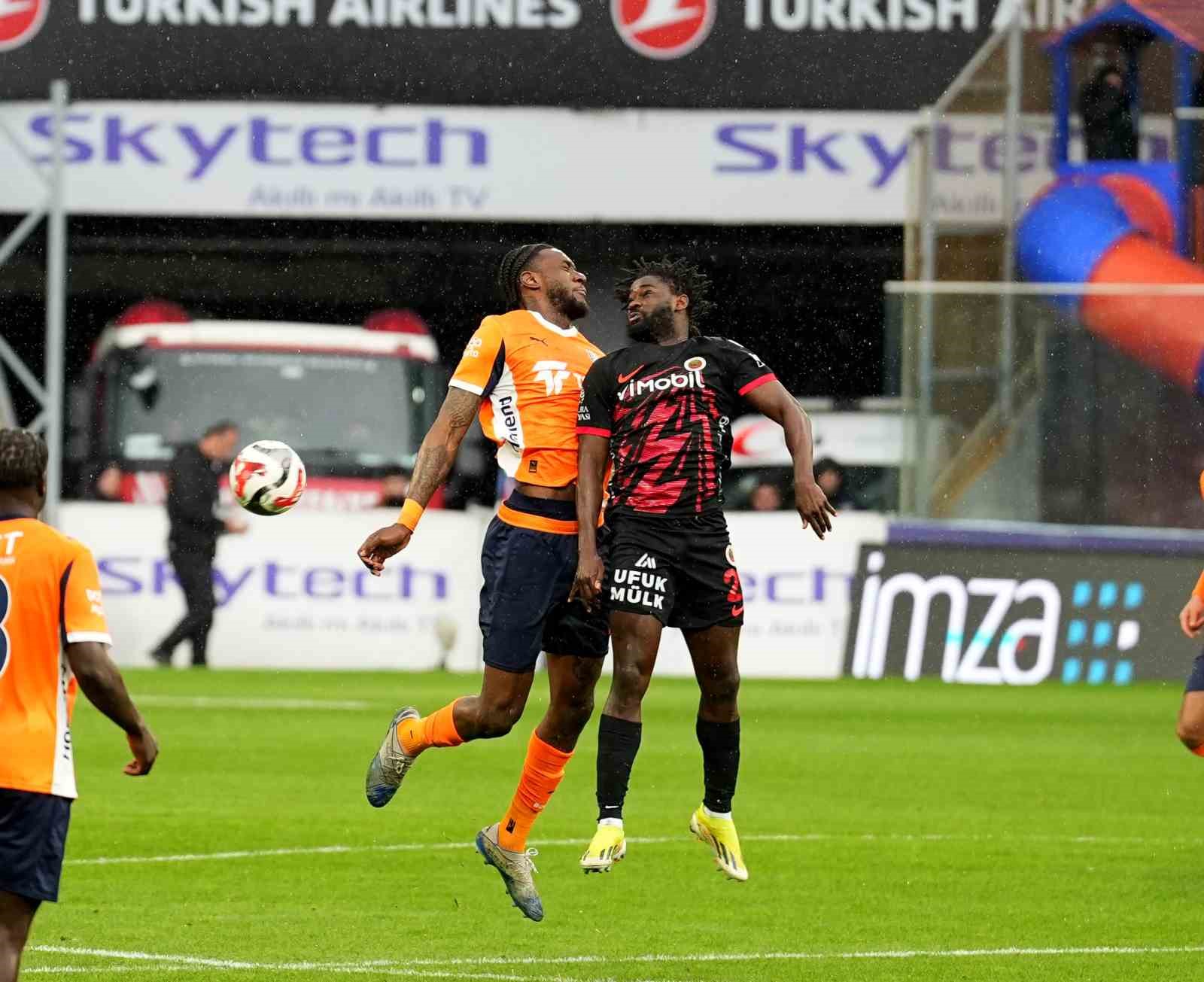 Trendyol Süper Lig: RAMS Başakşehir: 3 - Gençlerbirliği: 0 (İlk yarı)
