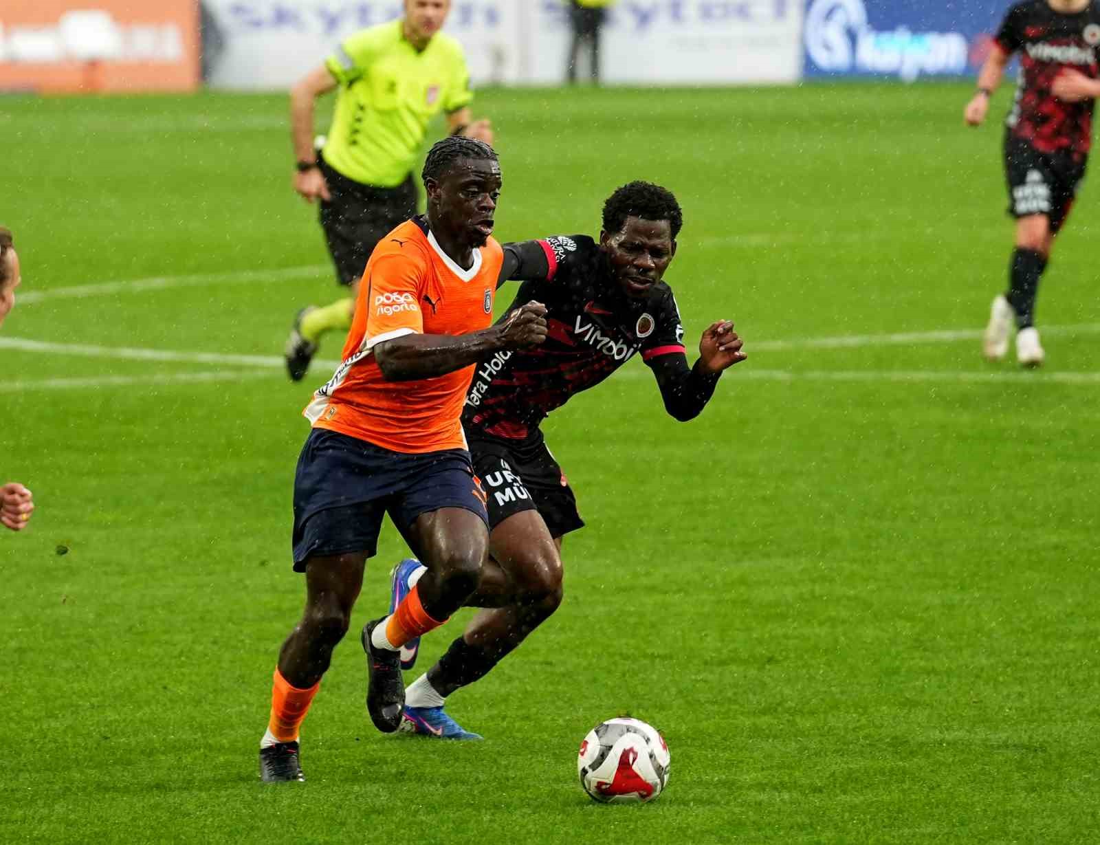 Trendyol Süper Lig: RAMS Başakşehir: 3 - Gençlerbirliği: 0 (İlk yarı)
