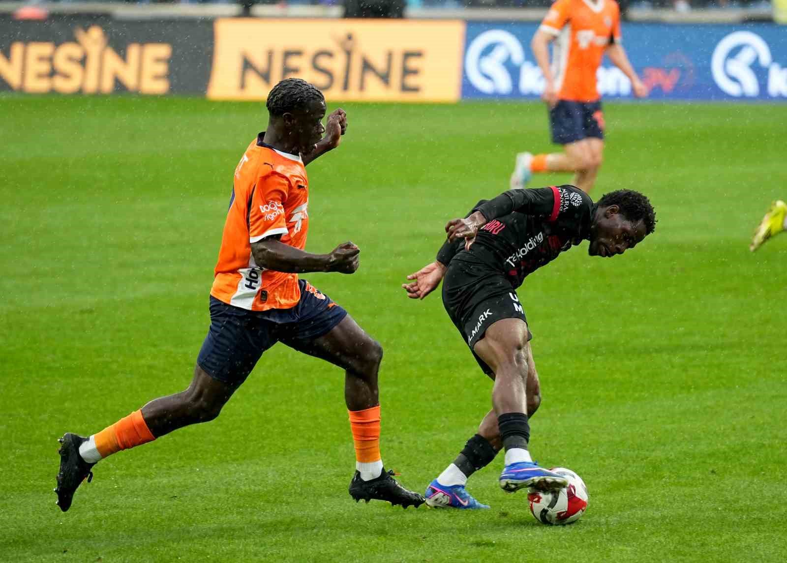 Trendyol Süper Lig: RAMS Başakşehir: 3 - Gençlerbirliği: 0 (İlk yarı)
