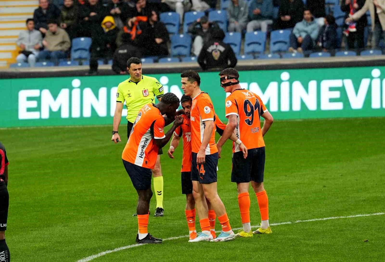 Trendyol Süper Lig: RAMS Başakşehir: 3 - Gençlerbirliği: 0 (İlk yarı)
