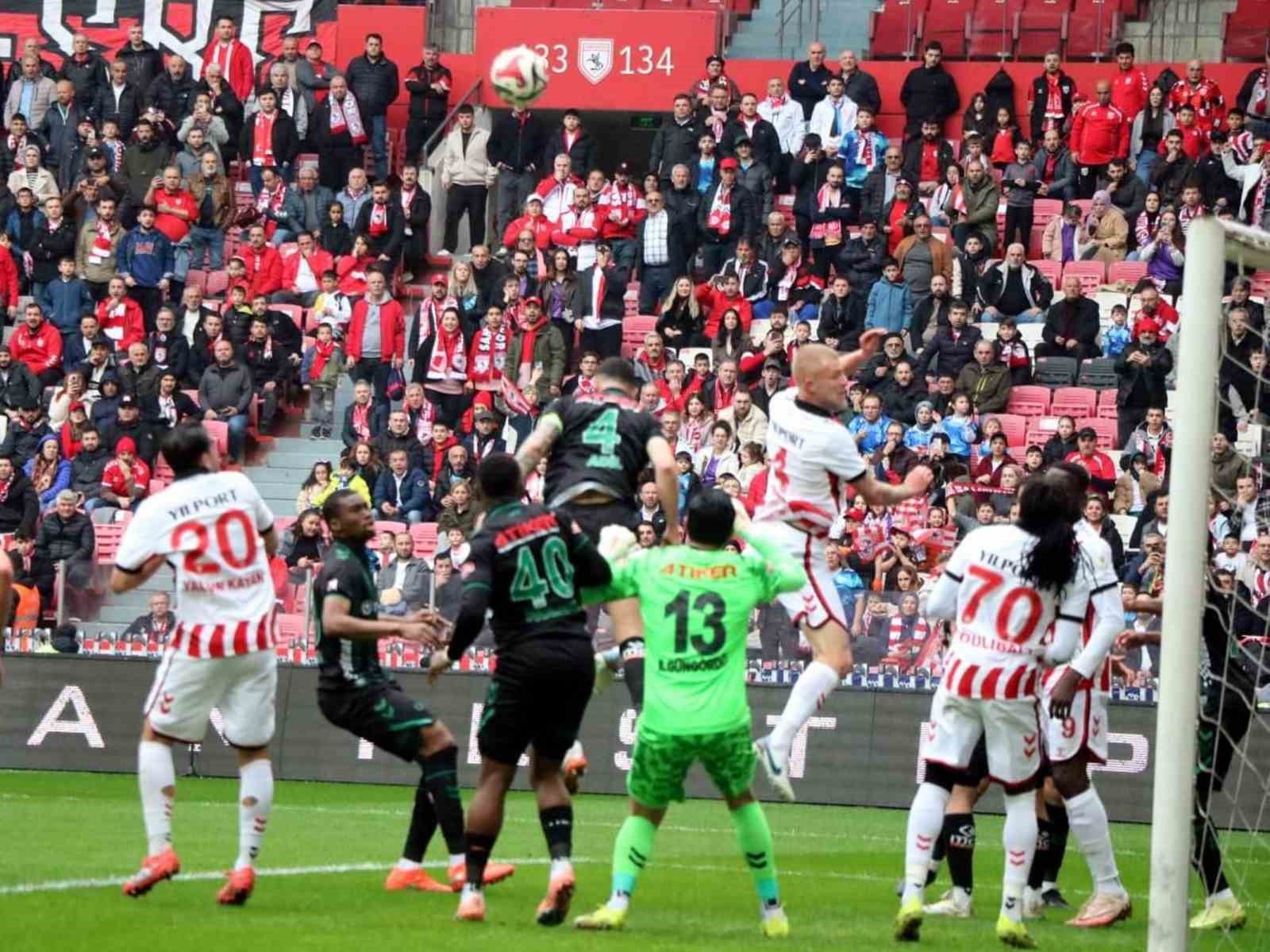 Trendyol Süper Lig: Samsunspor: 1 - Konyaspor: 1 (İlk yarı)
