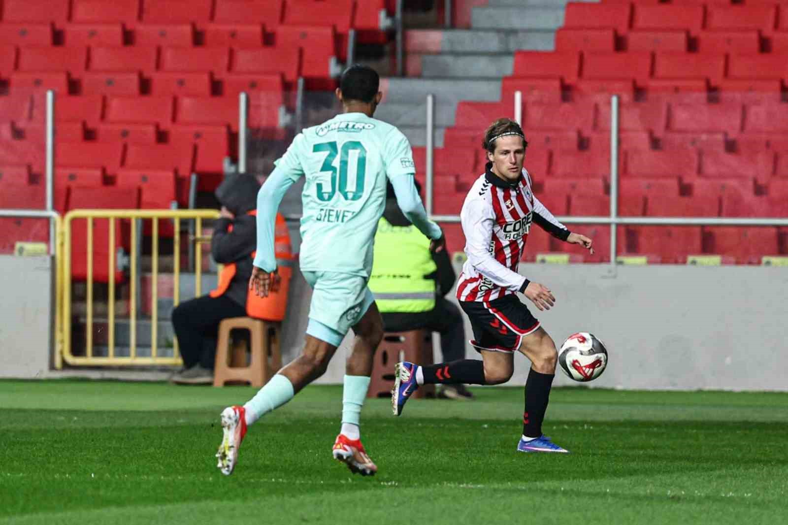 Trendyol Süper Lig: Samsunspor: 2 - Kayserispor: 1 (Maç sonucu)
Trendyol Süper Lig: Samsunspor: 2 - Kayserispor: 1 (Maç sonucu)