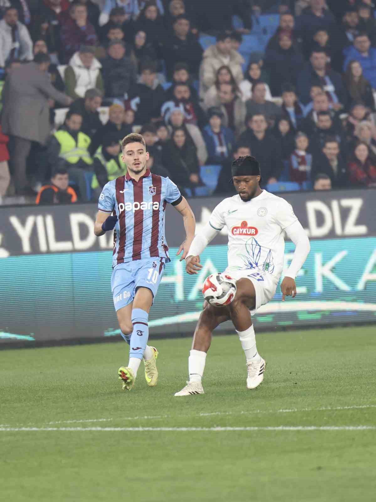Trendyol Süper Lig: Trabzonspor: 0 - Çaykur Rizespor: 0 (İlk yarı)
