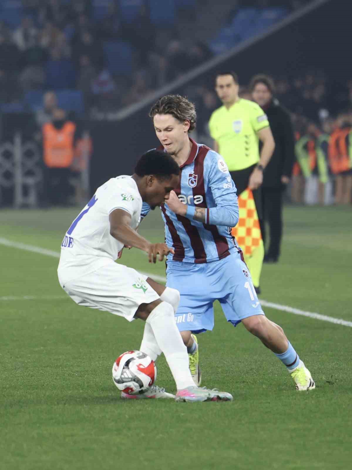 Trendyol Süper Lig: Trabzonspor: 0 - Çaykur Rizespor: 0 (İlk yarı)
