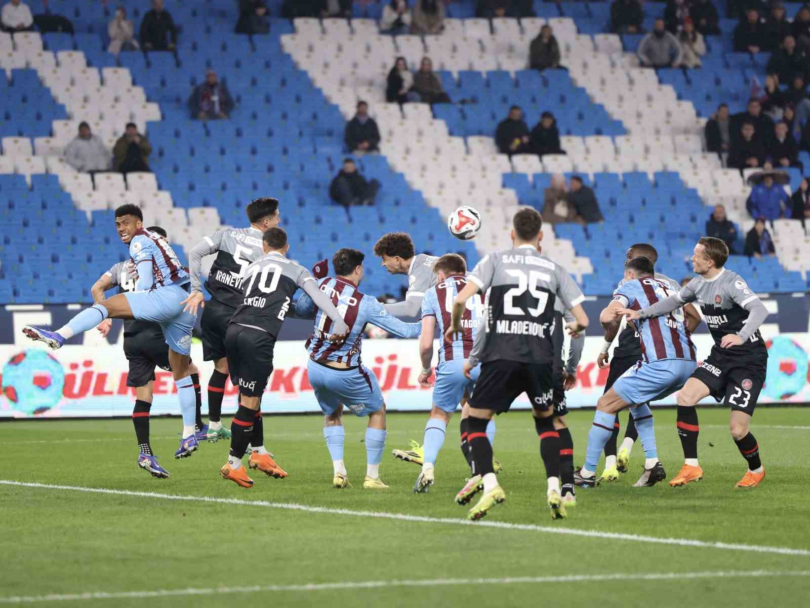 Trendyol Süper Lig: Trabzonspor: 1 - Fatih Karagümrük: 1 (İlk yarı)
