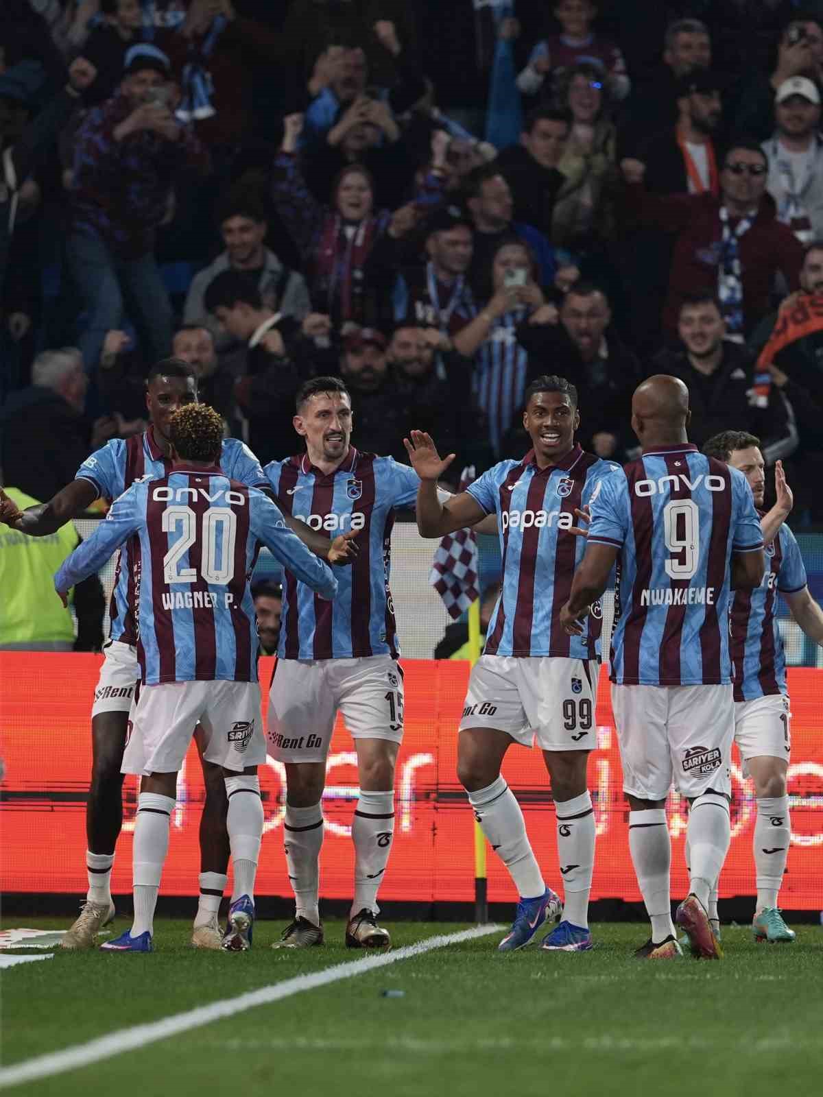 Trendyol Süper Lig: Trabzonspor: 1 - Galatasaray: 0 (İlk yarı)
Trendyol Süper Lig: Trabzonspor: 1 - Galatasaray: 0 (İlk yarı)