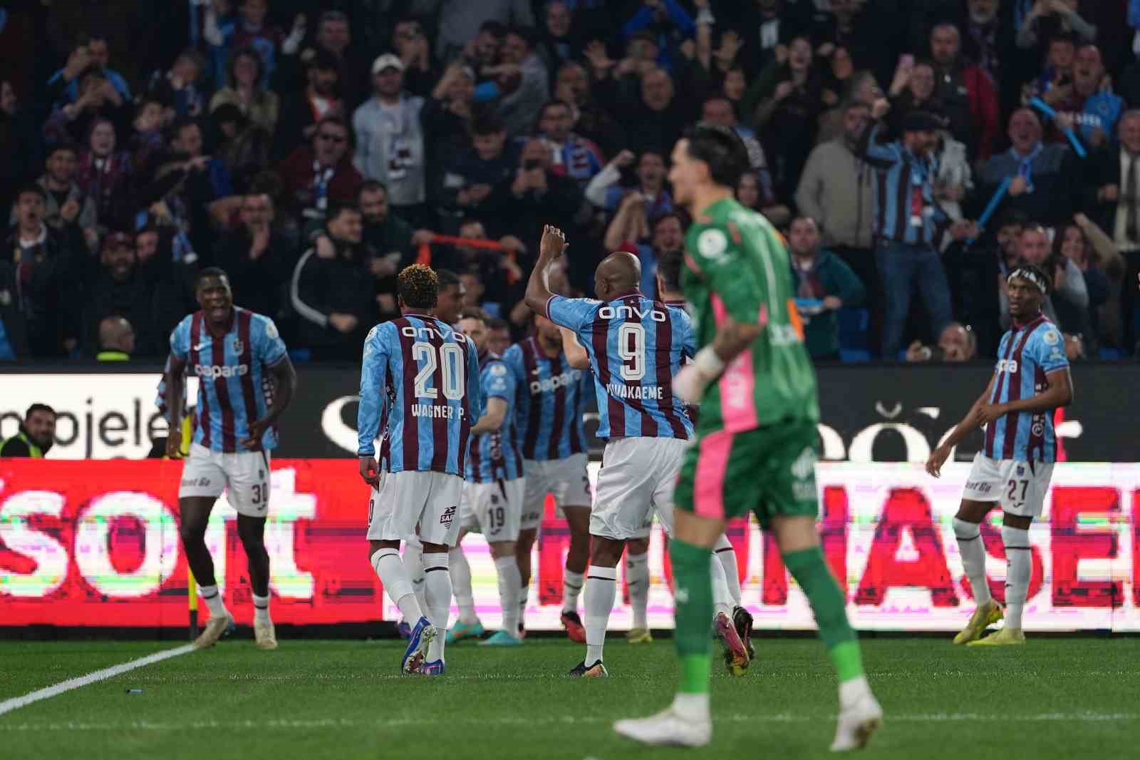 Trendyol Süper Lig: Trabzonspor: 1 - Galatasaray: 0 (İlk yarı)
Trendyol Süper Lig: Trabzonspor: 1 - Galatasaray: 0 (İlk yarı)