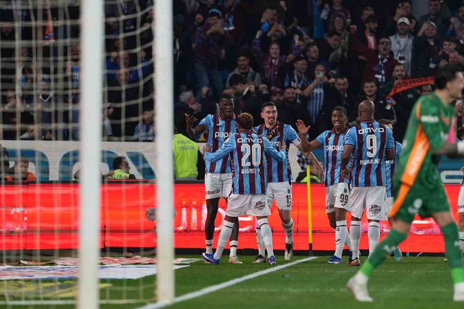 Trendyol Süper Lig: Trabzonspor: 1 - Galatasaray: 0 (İlk yarı)
Trendyol Süper Lig: Trabzonspor: 1 - Galatasaray: 0 (İlk yarı)