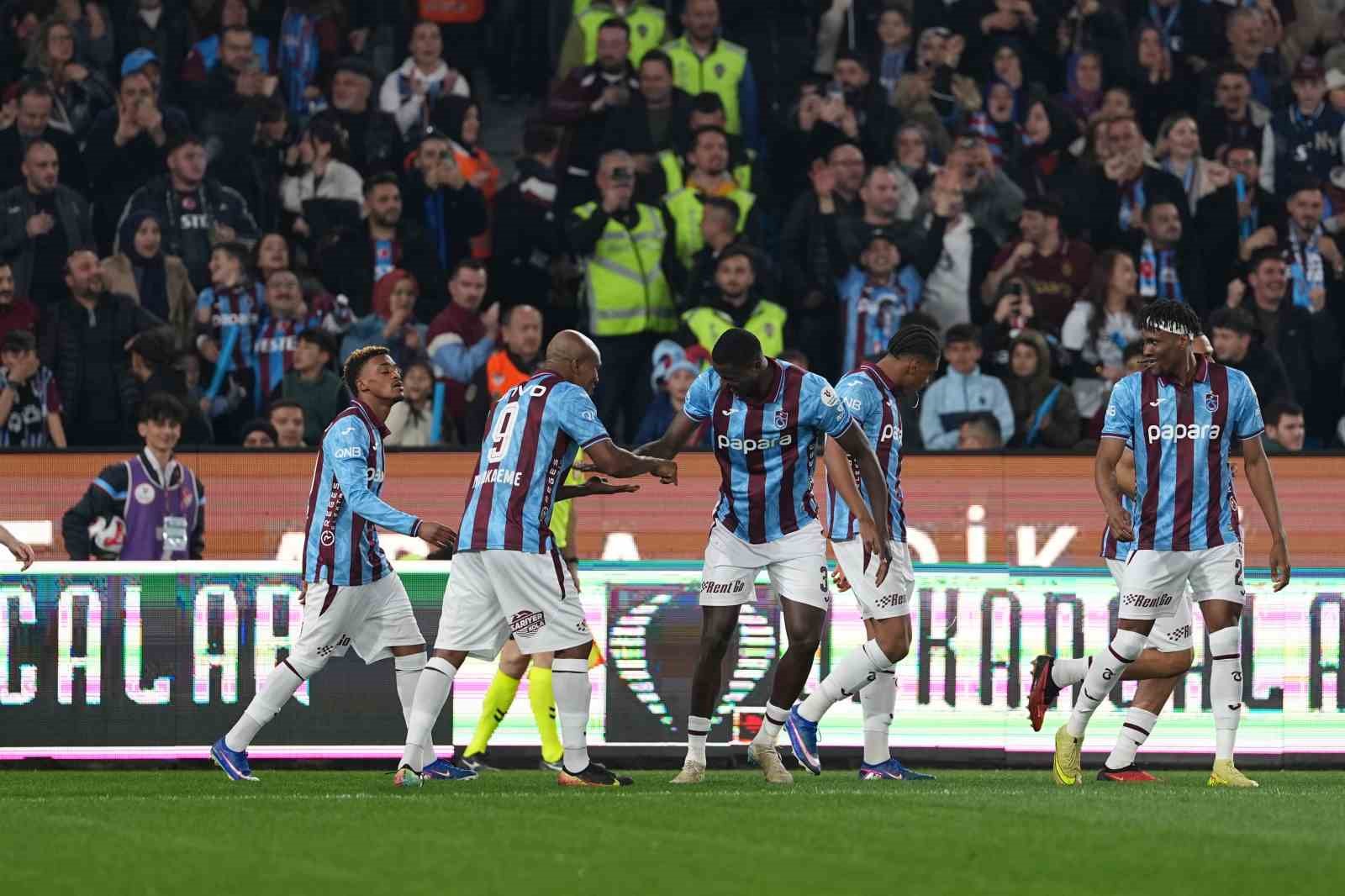 Trendyol Süper Lig: Trabzonspor: 1 - Galatasaray: 0 (İlk yarı)
Trendyol Süper Lig: Trabzonspor: 1 - Galatasaray: 0 (İlk yarı)