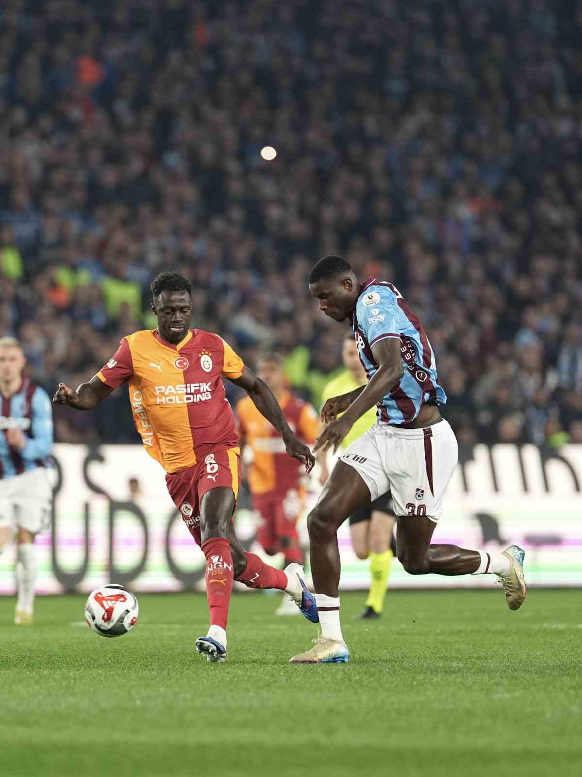 Trendyol Süper Lig: Trabzonspor: 1 - Galatasaray: 0 (İlk yarı)
Trendyol Süper Lig: Trabzonspor: 1 - Galatasaray: 0 (İlk yarı)