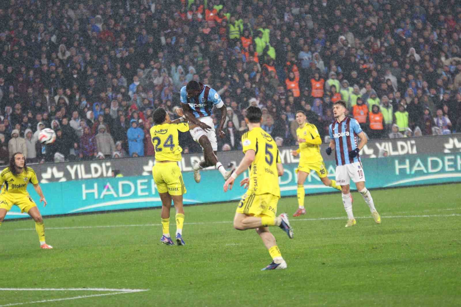 Trendyol Süper Lig: Trabzonspor: 2 - Fenerbahçe: 2 (İlk yarı)
Trendyol Süper Lig: Trabzonspor: 2 - Fenerbahçe: 2 (İlk yarı)