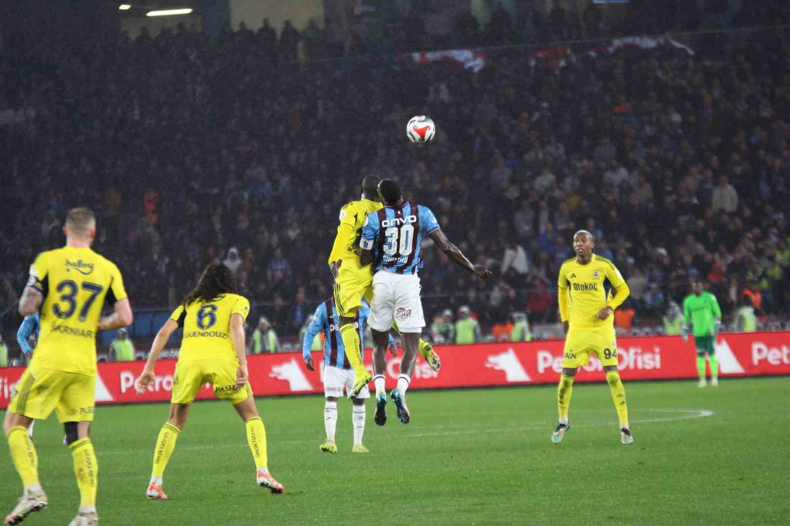 Trendyol Süper Lig: Trabzonspor: 2 - Fenerbahçe: 2 (İlk yarı)
Trendyol Süper Lig: Trabzonspor: 2 - Fenerbahçe: 2 (İlk yarı)