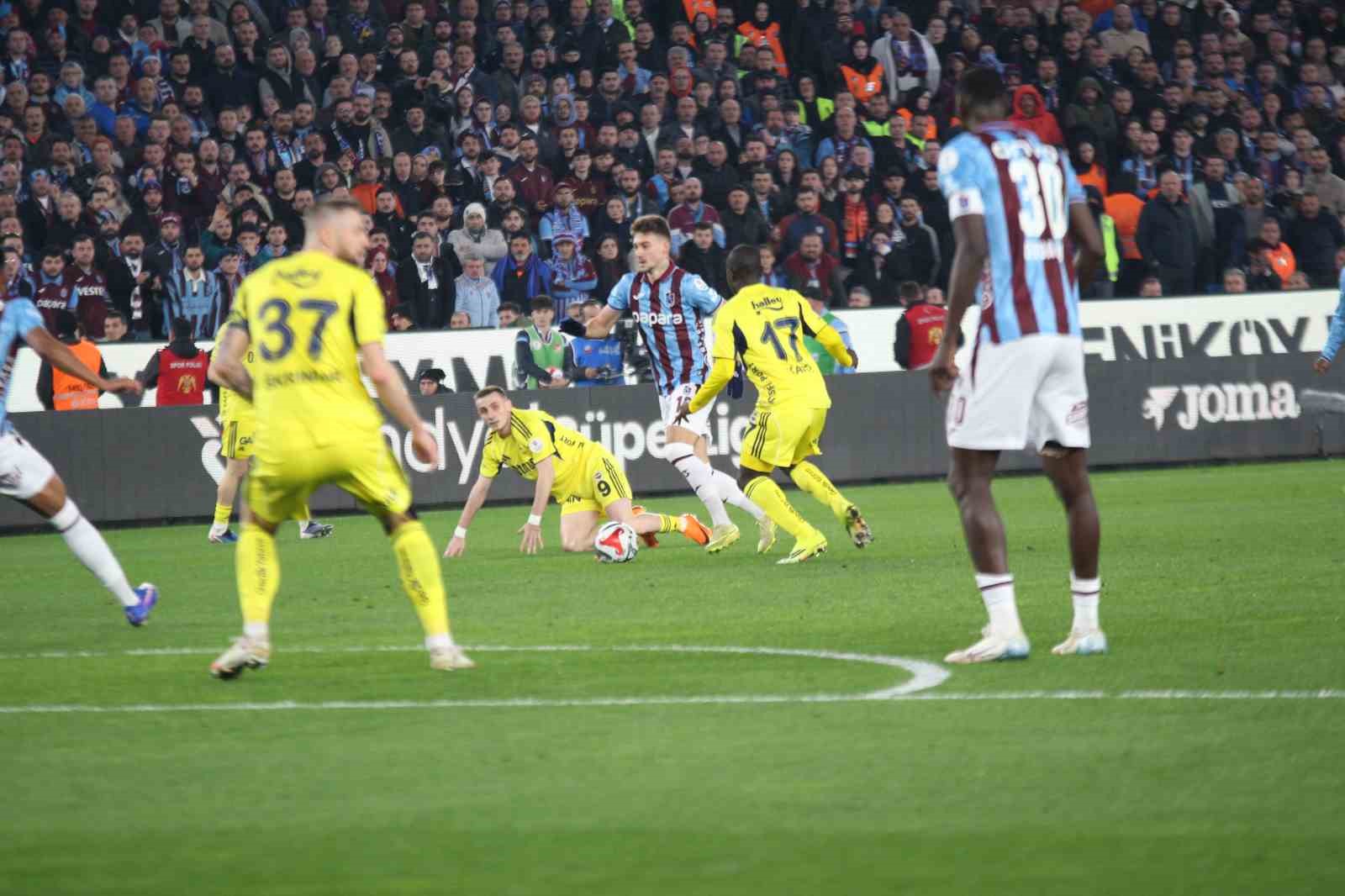 Trendyol Süper Lig: Trabzonspor: 2 - Fenerbahçe: 2 (İlk yarı)
Trendyol Süper Lig: Trabzonspor: 2 - Fenerbahçe: 2 (İlk yarı)