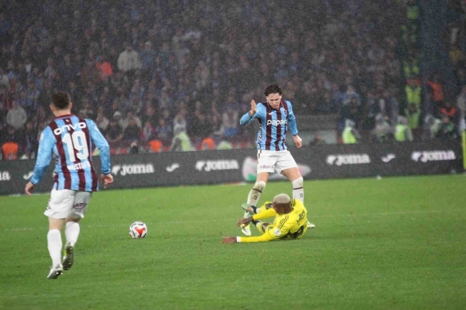 Trendyol Süper Lig: Trabzonspor: 2 - Fenerbahçe: 2 (İlk yarı)
Trendyol Süper Lig: Trabzonspor: 2 - Fenerbahçe: 2 (İlk yarı)