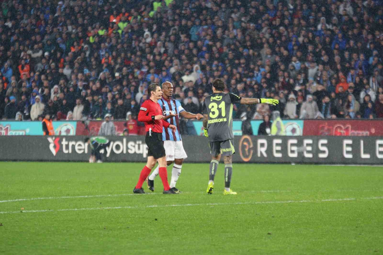 Trendyol Süper Lig: Trabzonspor: 2 - Fenerbahçe: 3 (Maç sonucu)
Trendyol Süper Lig: Trabzonspor: 2 - Fenerbahçe: 3 (Maç sonucu)