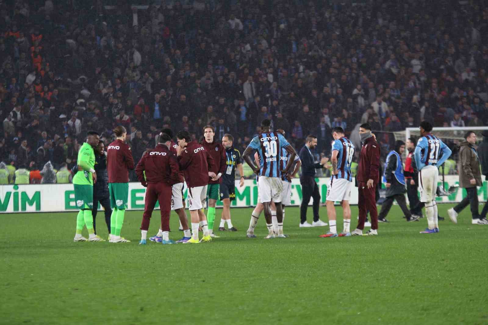 Trendyol Süper Lig: Trabzonspor: 2 - Fenerbahçe: 3 (Maç sonucu)
Trendyol Süper Lig: Trabzonspor: 2 - Fenerbahçe: 3 (Maç sonucu)